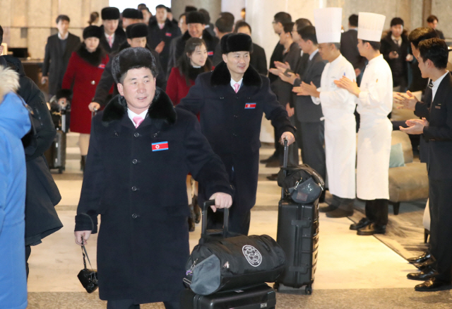 북한 태권도시범단이 15일 오전 북한으로 귀환하기 위해 서울시 광진구 워커힐 호텔을 떠나고 있다.  /사진=연합뉴스