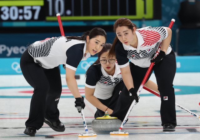 한국 여자 컬링팀이 15일 강릉컬링센터에서 열린 예선 1차전에서 세계 최강 캐나다 팀을 꺾었다. /사진=연합뉴스