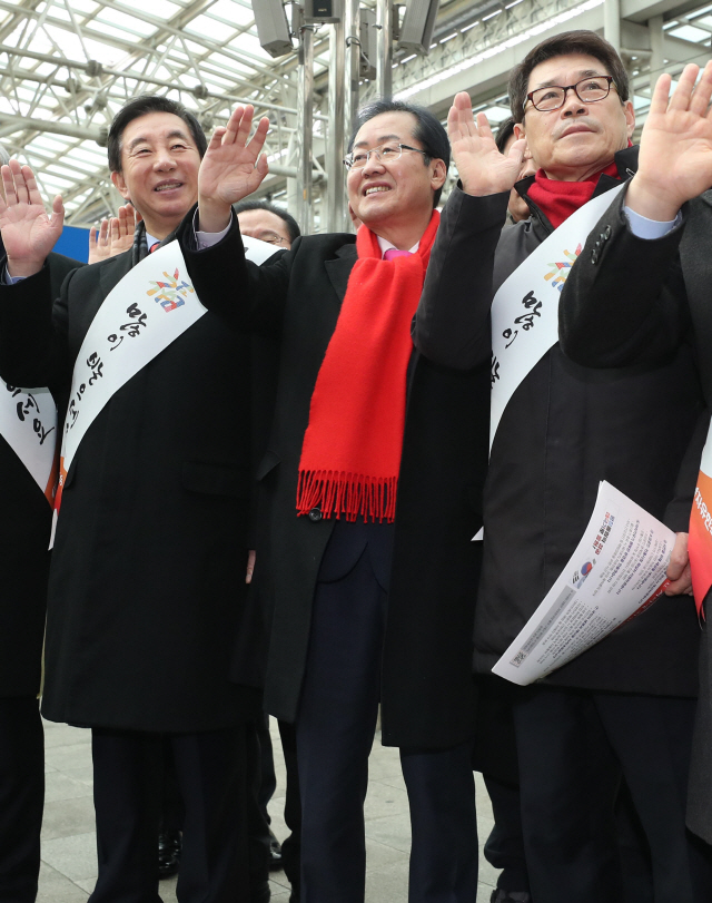 홍준표 자유한국당 대표와 지도부가 14일 오전 서울역에서 귀성객들에게 설 인사를 하고 있다./연합뉴스