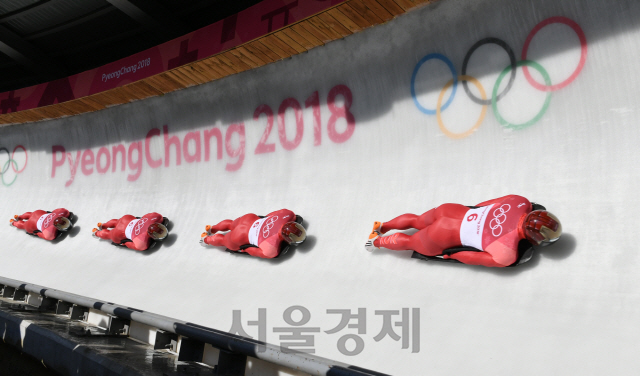 15일 평창 슬라이딩센터에서 열린 스켈레톤 남자 1차 주행에서 윤성빈 선수가 질주하고 있다./평창=권욱기자