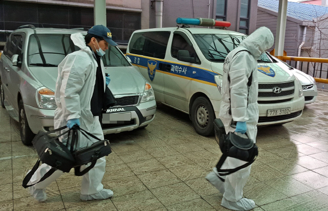 충남 천안시 한 모텔에서 제주 게스트하우스 여성관광객 살해용의자가 숨진 채 발견된 가운데 경찰이 감식을 위해 현장으로 이동하고 있다. /굿모닝충청 제공=연합뉴스