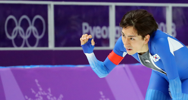 이승훈이 15일 평창올림픽 빙속 남자 1만m 레이스를 마치며 홈 관중에게 손을 들어 보이고 있다. /연합뉴스