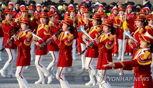 북한 응원단, 강릉서 대규모 야외공연…2천여명 몰려 눈길