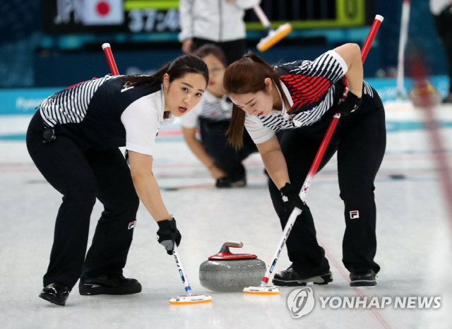 한국 여자 컬링, 일본에 5-7 역전패…예선 1승 1패