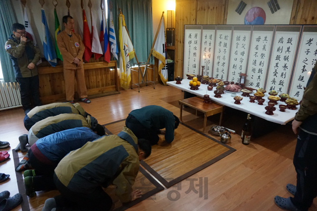 남극 세종과학기지 30차 월동대원들이 지난해 설날 한국 방향으로 차례상을 차려놓고 절을 하고 있다. /사진제공=극지연구소