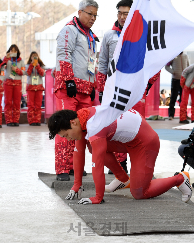 16일 강원도 평창군 슬라이딩센터에서 열린 남자 스켈레톤 경기에서 금메달을 따낸 대한민국 윤성빈이 관중에게 큰절을 하고 있다./평창=권욱기자