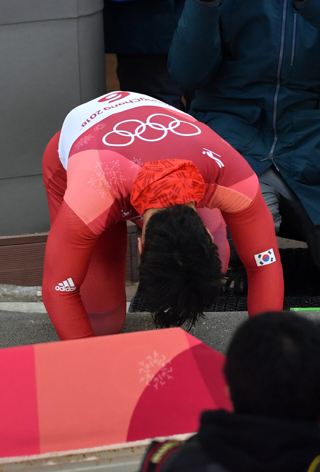 윤성빈이 16일 평창올림픽 남자 스켈레톤 우승 뒤 관중석을 향해 세배를 하고 있다. /평창=권욱기자
