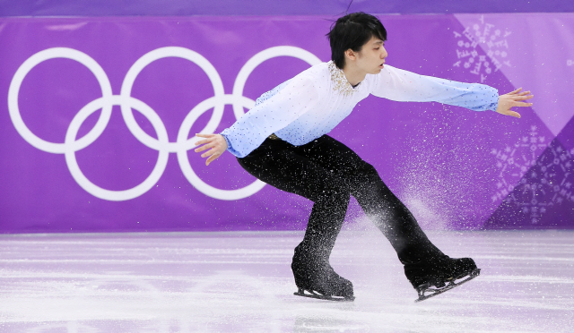일본의 하뉴 유즈루가 16일 평창올림픽 피겨 남자 싱글 쇼트프로그램에서 연기를 펼치고 있다. /연합뉴스