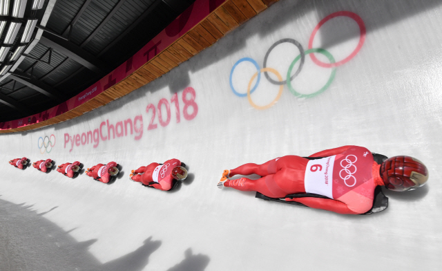 윤성빈이 16일 평창올림픽 남자 스켈레톤 4차 시기에서 ‘금빛 질주’를 펼치고 있다. /평창=권욱기자