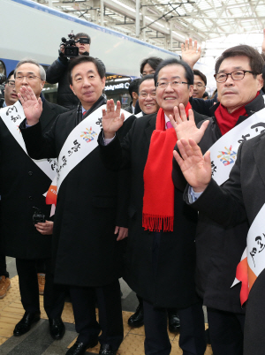 자유한국당 홍준표 대표와 김성태 원내대표 등 지도부가 14일 오전 서울역 KTX 플랫폼에서 귀성객들에게 설 인사를 하고 있다./연합뉴스