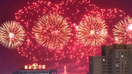 지난달 1일 0시(한국시간 0시 30분)에 맞춰 평양에서 열린 북한의 새해맞이 불꽃놀이 장면./연합뉴스