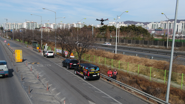 15일, 경부고속도로 죽전버스정류장 인근에서 드론이 비행하는 모습을 드론으로 촬영한 사진/스카이라인