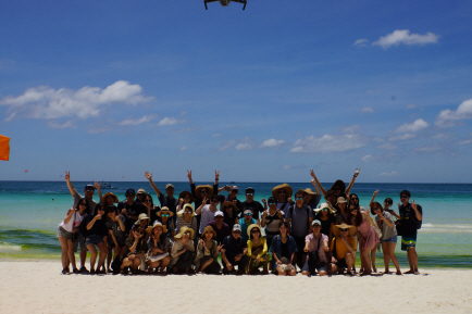 지난해 산돌커뮤니케이션 직원들이 목표를 달성해 놀러간 보라카이 섬에서 기쁨을 만끽하며 단체사진을 찍고 있다./사진제공=산돌커뮤니케이션