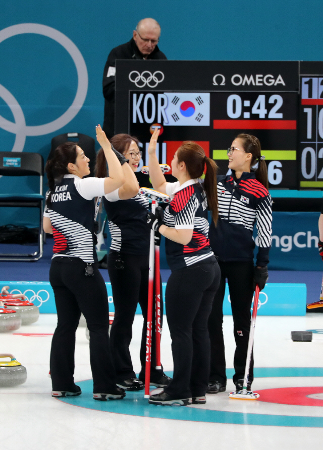 여자 컬링 대표팀이 16일 평창올림픽 스위스전에서 승리한 뒤 손뼉을 마주치며 기뻐하고 있다. /연합뉴스