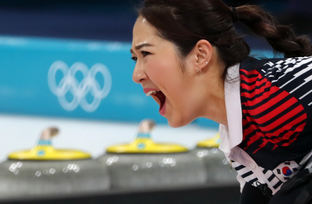 여자 컬링 대표팀의 김경애가 16일 스위스전에서 동료들에게 큰 소리로 스톤 방향을 지시하고 있다. /연합뉴스