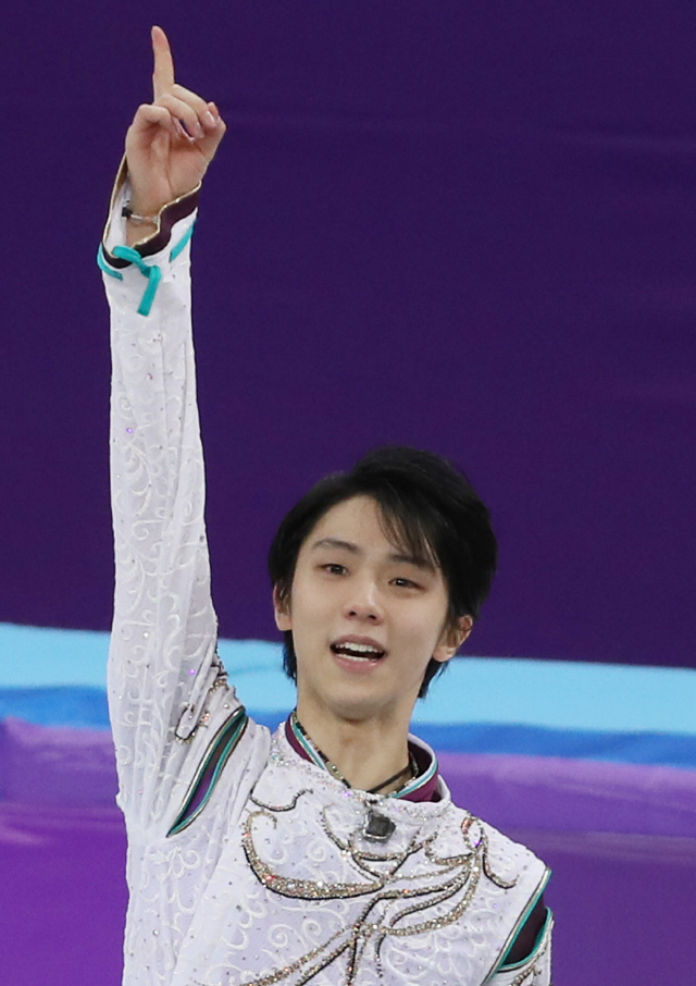 일본 피겨 남자 싱글의 하뉴 유즈루가 17일 평창올림픽 금메달을 차지한 뒤 손가락을 치켜올리며 기뻐하고 있다. /연합뉴스