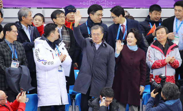 문재인 대통령 내외가 17일 평창올림픽 쇼트트랙이 열리는 강릉 아이스아레나를 찾아 관중에서 손을 흔들고 있다. /연합뉴스