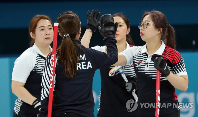 여자 컬링, ‘종주국’ 영국 7-4로 격파…예선전적 3승 1패