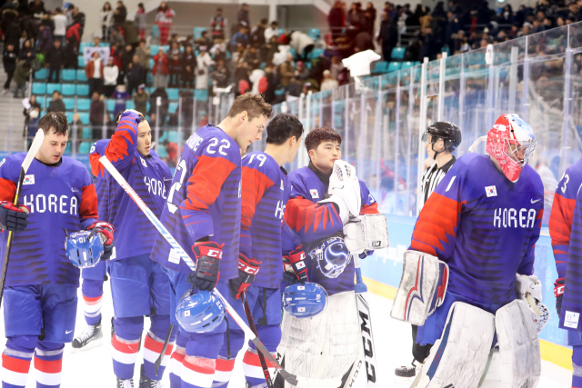 남자 아이스하키 대표팀 선수들이 17일 평창올림픽 스위스전에서 패한 뒤 아쉬워하고 있다. /연합뉴스