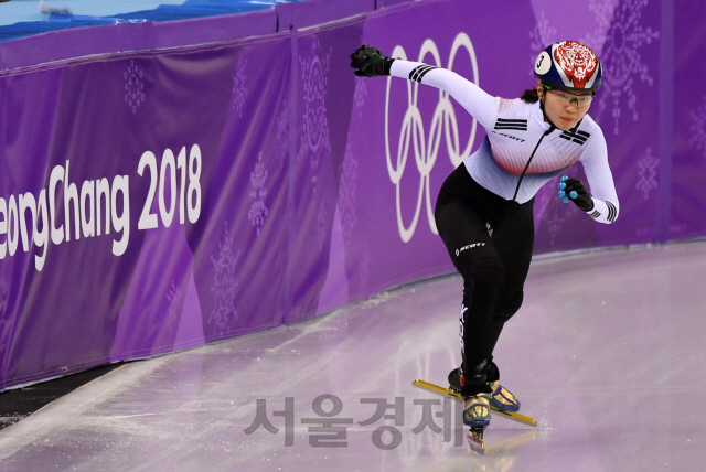 17일 강릉아이스아레나에서 열린 2018평창동계올림픽 쇼트트랙 여자 1,500m 예선에서 심석희가 넘어진 뒤 레이스를 이어가고 있다./강릉=권욱기자