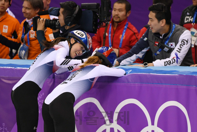 17일 강원 강릉 아이스아레나에서 열린 2018평창동계올림픽 쇼트트랙 여자 1,500m 결승전에서 한국의 김아랑(왼쪽)이 금메달을 획득한 최민정을 축하하고 있다./강릉=권욱기자