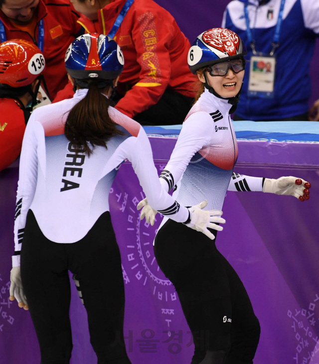 17일 강원 강릉 아이스아레나에서 열린 2018평창동계올림픽 쇼트트랙 여자 1,500m 결승전에서 한국의 김아랑(오른쪽)이 금메달을 획득한 최민정을 축하하고 있다./강릉=권욱기자