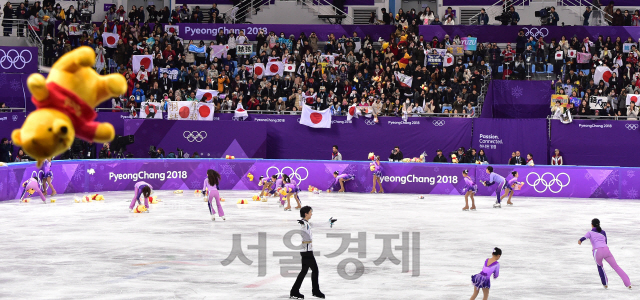 일본 하뉴 유즈루가 17일 강원도 강릉 아이스아레나에서 열린 2018 평창동계올림픽 피겨 남자 싱글 프리스케이팅에서 연기를 마친 가운데 팬들이 곰인형을 던지고 있다./강릉=권욱기자