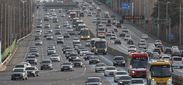 설 연휴 셋째 날인 17일 오후  궁내동 서울톨게이트 인근 경부고속도로가  늘어나는 귀경차량으로 붐비고 있다. /연합뉴스