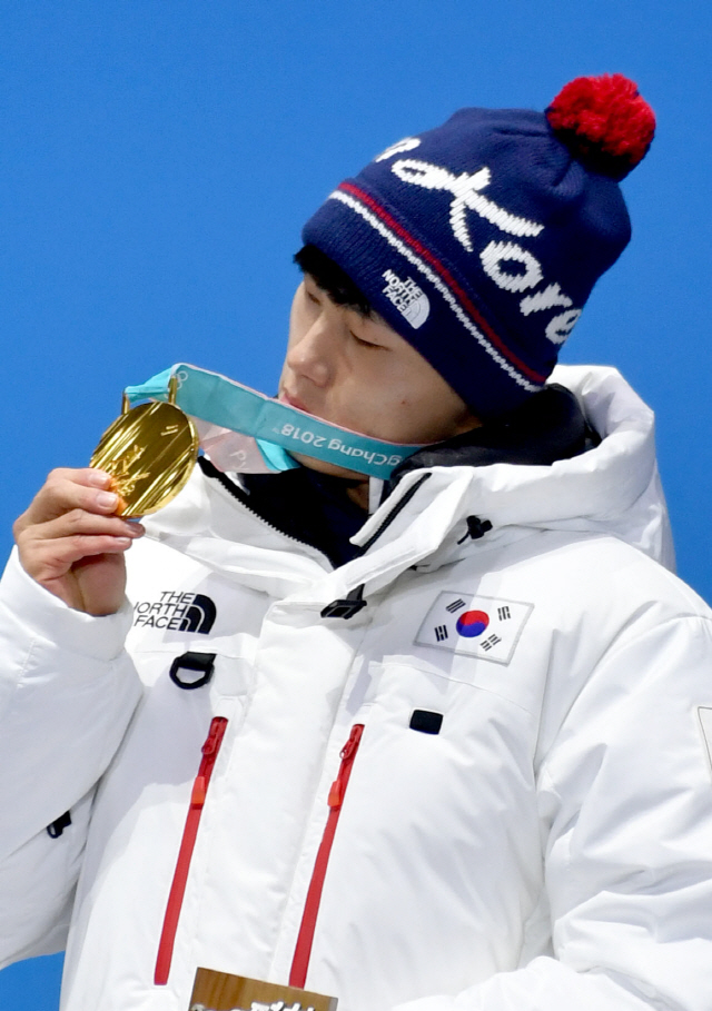 윤성빈이 지난 16일 평창올림픽 남자 스켈레톤 금메달을 목에 건 뒤 믿기지 않는 듯 메달 디자인을 유심히 살피고 있다. /평창=권욱기자
