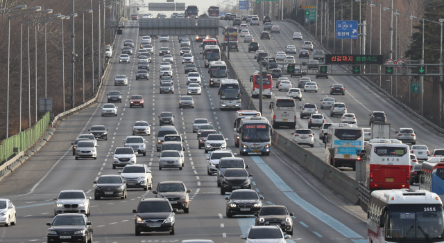 17일 오후 궁내동 서울 톨게이트 인근 경부고속도로가 귀경차량으로 가득한 모습./연합뉴스