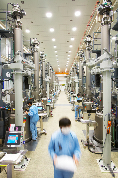 대전 유성구 테크노밸리 내 웅진에너지 생산공장에서 직원들이 모니터링판을 보며 공정을 제어하고 있다./사진제공=웅진에너지