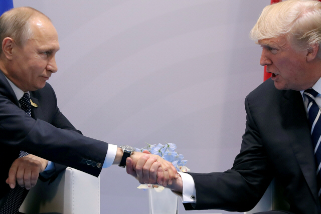 도널드 트럼프(오른쪽) 미국 대통령과 블라디미르 푸틴 러시아 대통령    /함부르크=로이터연합뉴스