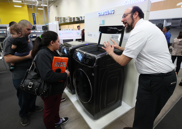 지난 1월 미국 네바다주 라스베이거스의 가전제품 매장에서 현지인들이 삼성전자 세탁기를 살펴보고 있다. /연합뉴스