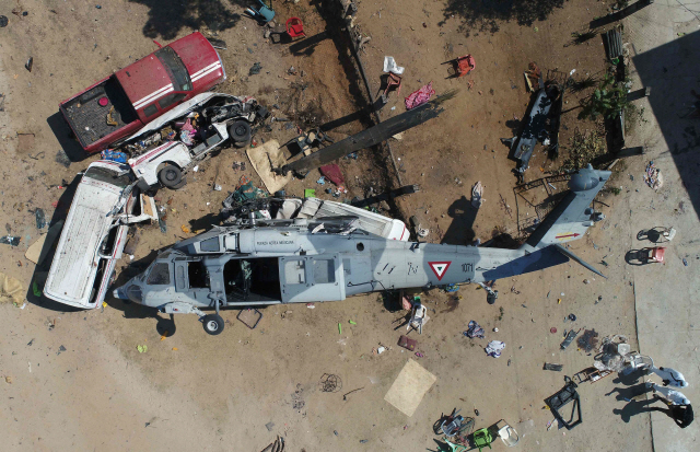 멕시코 지진현장 시찰헬기 추락...13명 숨져