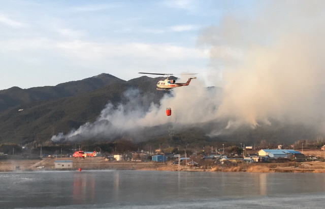 16일 오후 3시 30분께 전남 구례군 광의면 대산리 하대마을 뒷산에서 원인을 알 수 없는 불이 발생했다./연합뉴스