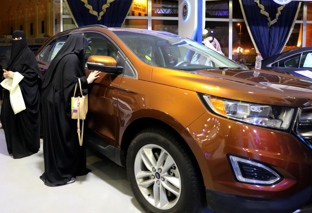 사우디 여성, 남성 허락 없이 창업 가능해진다