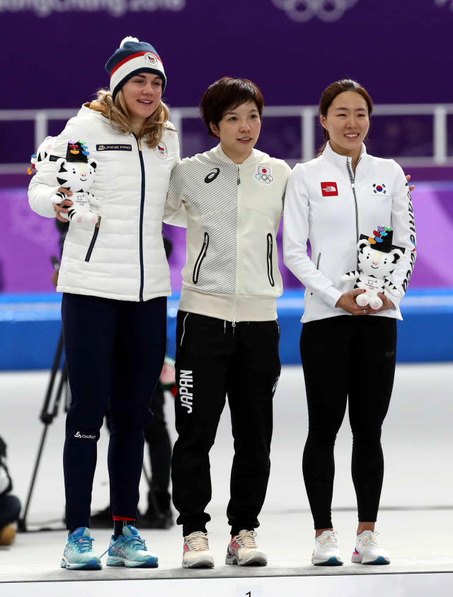 이상화(오른쪽)가 18일 평창올림픽 스피드스케이팅 여자 500m에서 은메달을 따낸 뒤 금메달리스트 고다이라 나오(가운데), 동메달을 딴 체코의 카롤리나 데르바노바와 활짝 웃으며 기념촬영을 하고 있다.  /강릉=권욱기자