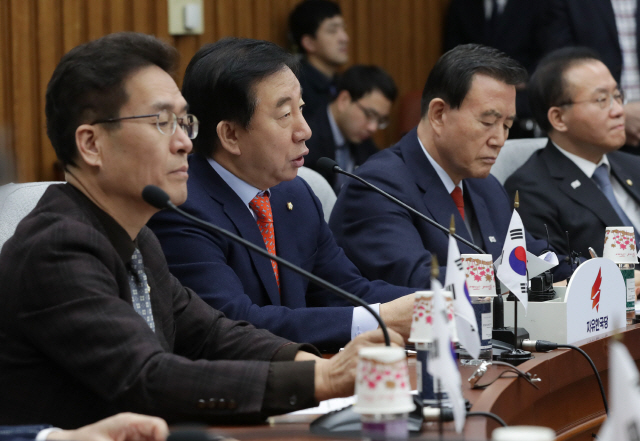 함진규(왼쪽) 자유한국당 정책위의장이 19일 오전 국회에서 열린 원내대책회의에서 발언하고 있다. /연합뉴스