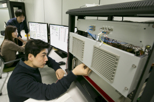 KT 직원들이 서울 서초구 우면동 연구소에서 일대다 양자암호통신 시범망을 활용한 기술 테스트를 하고 있다./사진제공=KT