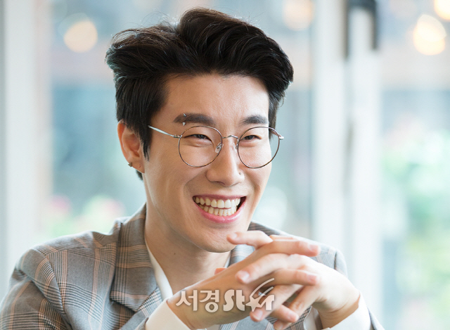 가수 겸 배우 산이(San E)가 19일 오후 서울 종로구 한 카페에서 영화 ‘라라’ 매체 라운드 인터뷰에 앞서 포토타임을 갖고 있다.