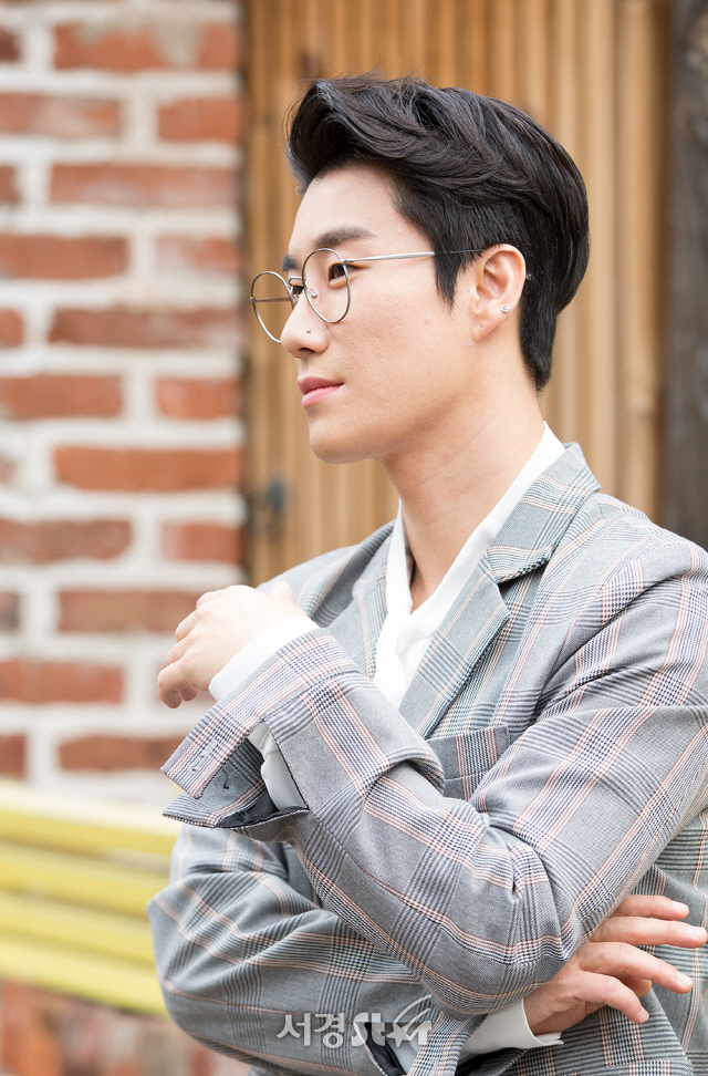 가수 겸 배우 산이(San E)가 19일 오후 서울 종로구 한 카페에서 영화 ‘라라’ 매체 라운드 인터뷰에 앞서 포토타임을 갖고 있다.