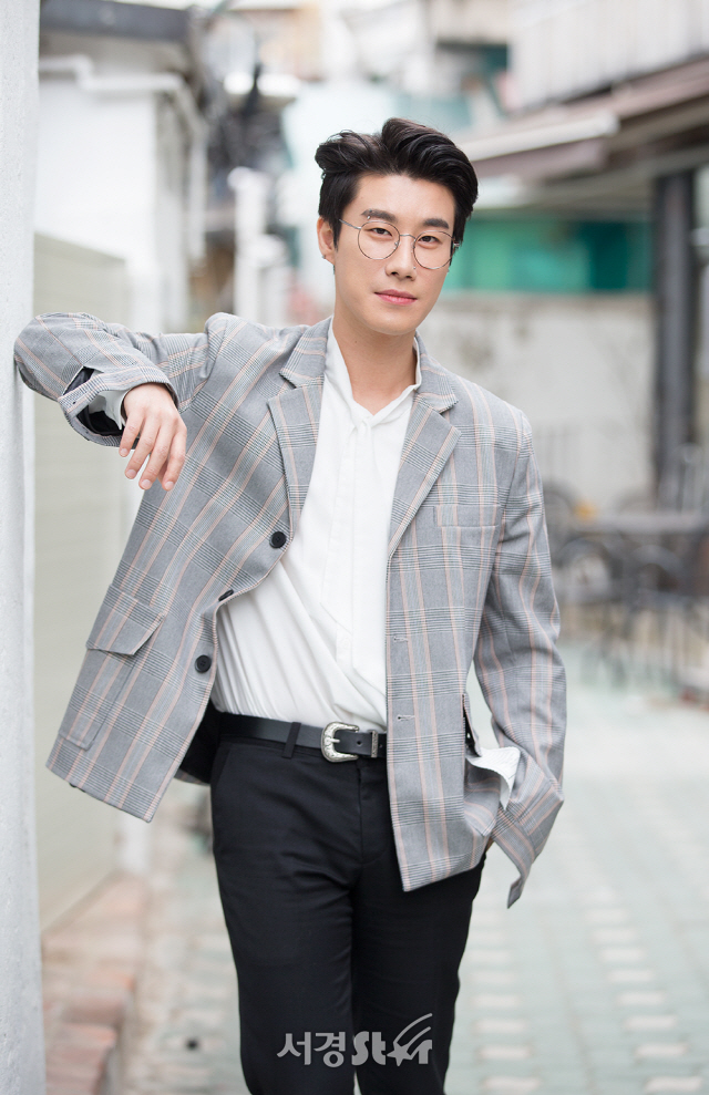 가수 겸 배우 산이(San E)가 19일 오후 서울 종로구 한 카페에서 영화 ‘라라’ 매체 라운드 인터뷰에 앞서 포토타임을 갖고 있다.