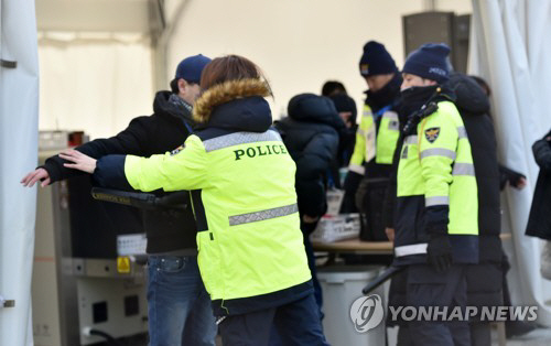 강원지방경찰청은 평창올림픽 개최 후 현재까지 조직위와 협업해 81만명을 보안 검색했다고 19일 밝혔다./연합뉴스