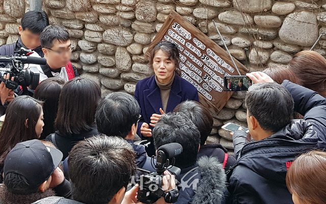 김소희 연희단거리패 대표가 19일 오전 서울 종로구 30 스튜디오에서 열린 이윤택 연출가 성추행 논란 공개 사과 기자회견장 앞에서 취재진의 질문에 답변을 하고 있다.