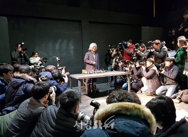 연극연출가 이윤택이 19일 오전 서울 종로구 30 스튜디오에서 열린 성추행 논란 공개 사과 기자회견에 참석해 취재진의 질문에 답변을 전하고 있다.