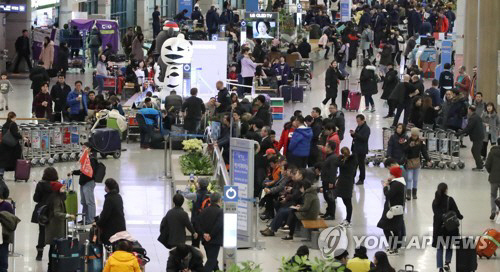 설 연휴 마지막 날인 18일 인천공항 입국장이 귀국하는 시민 등으로 붐비고 있다./연합뉴스