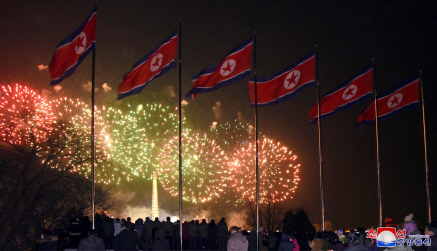 김정일 국방위원장의 생일인 지난 16일 저녁 평양에서 불꽃놀이 행사를 개최했다고 조선중앙통신이 17일 보도했다./연합뉴스