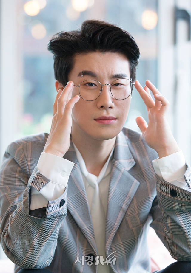 가수 겸 배우 산이(San E)가 19일 오후 서울 종로구 한 카페에서 영화 ‘라라’ 매체 라운드 인터뷰에 앞서 포토타임을 갖고 있다.