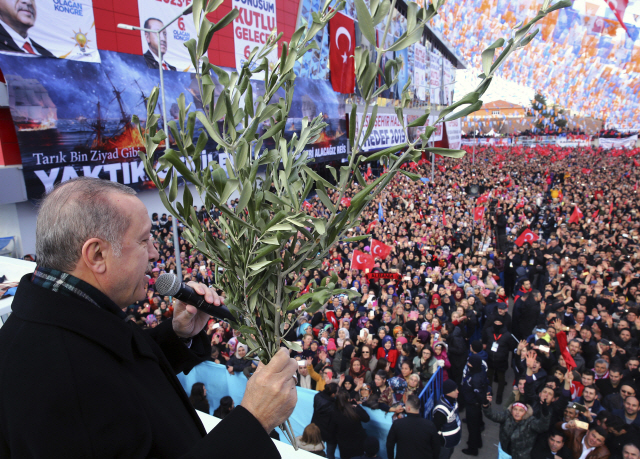 레제프 타이이프 에르도안 터키 대통령이 27일(현지시간) 시리아 쿠르드족 퇴치작전을 의미하는 ‘올리브 가지’를 들고 에스키셰히르에서 연설하고 있다.        /에스키세히르=AP연합뉴스