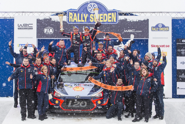 현대자동차 월드랠리팀 드라이버 티에리 누빌(차 위 오른쪽)이 18일(현지시간) 2018 월드랠리챔피언십(WRC) 2차 대회인 스웨덴 랠리에서 우승한 뒤 팀원들과 함께 환호하고 있다. 이로써 현대차는 WRC에 출전한 이래 통산 8회의 우승을 달성하는 한편 제조사별 순위에서도 도요타팀을 1점 차이로 제치고 1위에 올라섰다. /사진제공=현대차
